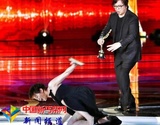 梁咏琪还原颁奖礼摔倒舞台太滑 右手着地重重侧摔