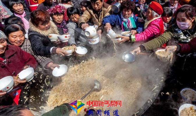 河南一庙会2000人同吃“大锅饭” 场面壮观